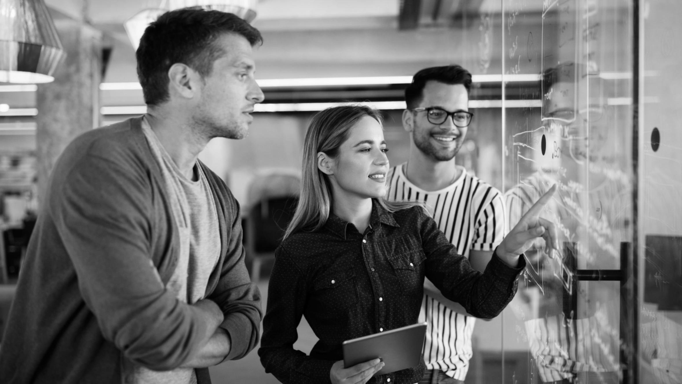 Budgetplanungssitzung mit Finanzdokumenten